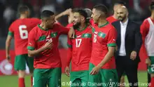 Fußball: Länderspiele; Freundschaftsspiel; Marokko - Brasilien; Ibn-Batouta-Stadion in Tanger: Die marokkanischen Spieler Walid Cheddira (l), Sofiane Boufal (M) und Abdelhamid Sabiri feiern den 2:1-Sieg ihrer Mannschaft. +++ dpa-Bildfunk +++