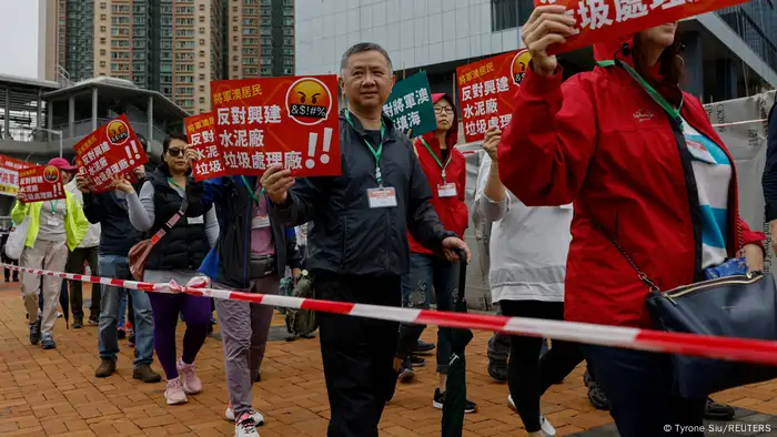 香港浸会大学政治学者陈家洛对DW表示，“港府划定了新的红线，进一步加强对城市各个方面的控制”