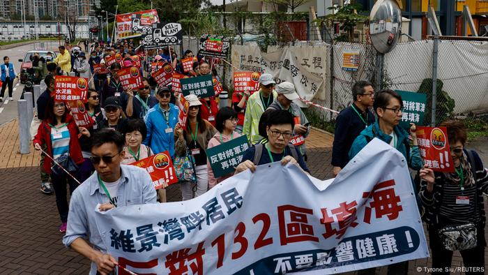香港人举标语抗议将军澳填海工程。