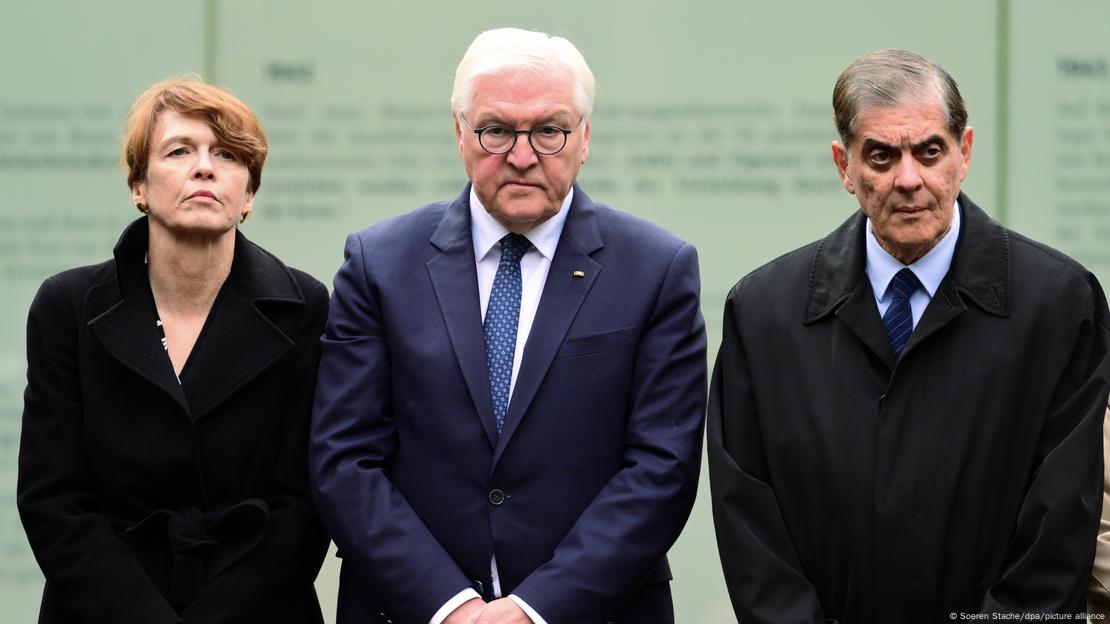 Eine Frau (Elke Büdenbender) und zwei Männer (Frank-Walter Steinmeier und Romani Rose) im Porträt