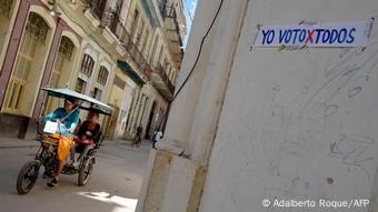 "Yo voto por todos", se puede leer en el cartel.