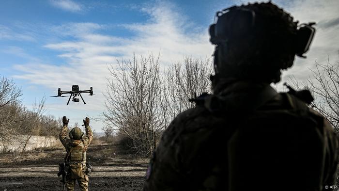 Двое украинских солдат управляют беспилотником для разведки российских позиций под Бахмутом на востоке Украины.