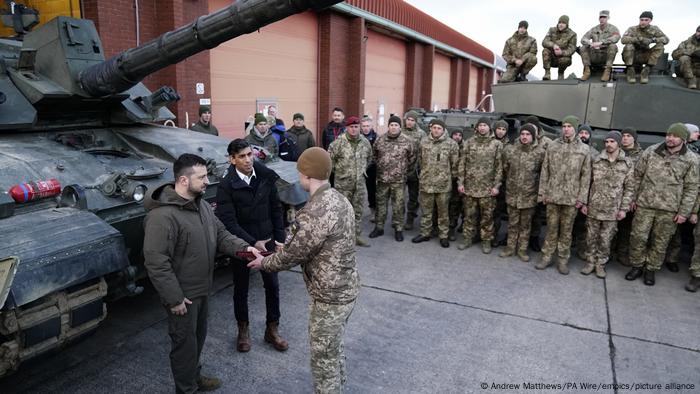 Ukrainian President Volodymyr Zelenskyy and British Prime Minister Rishi Sunak stand in front of a British Challenger main battle tank (archive photo)
