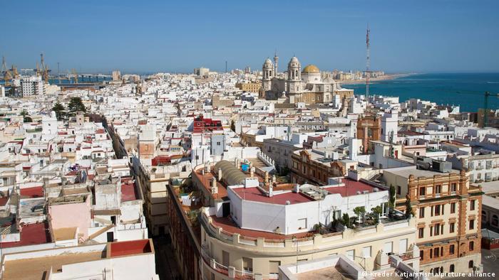 Panorámica de la ciudad intramuros de Cádiz en la que destaca la Catedral de la Santa Cruz.
