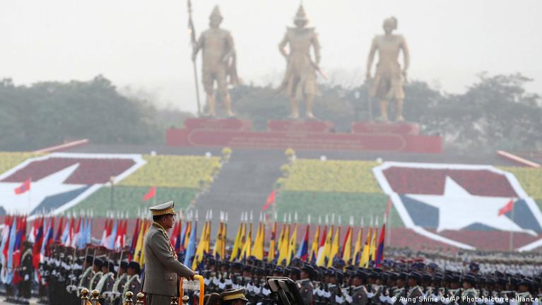 Denuncian bombardeo militar contra una multitud en Birmania – DW – 08/10/2025