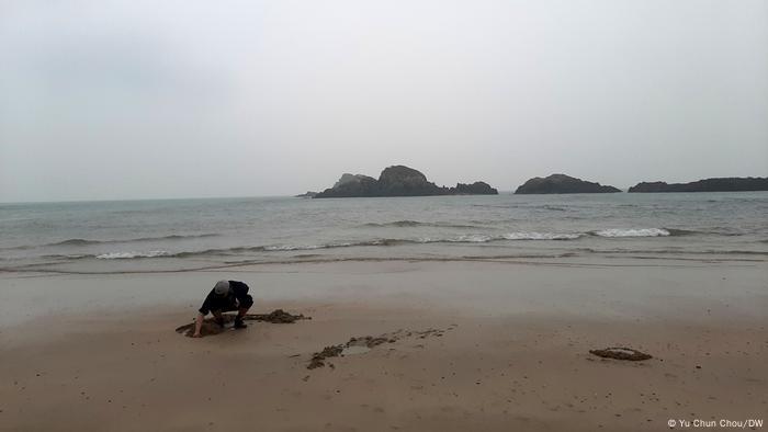 馬祖西莒島坤坵沙灘上，阿兵哥閒暇之餘在這裡挖貝類。