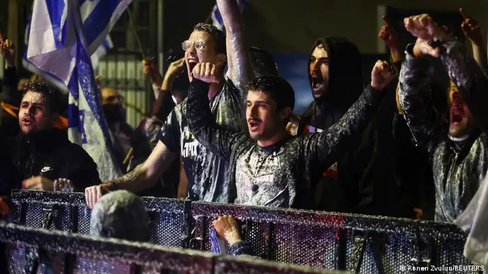 周日深夜在特拉维夫发生了大规模抗议，以色列民众挥舞国旗高呼「民主」