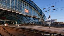 Streik Berlin, 27.03.2023 - Kein Zugverkehr und keine Fahrgaeste am Berliner Hauptbahnhof. Die Gewerkschaft Verdi und die Eisenbahn- und Verkehrsgewerkschaft EVG streiken fuer 24 Stunden in Deutschland .Die Deutsche Bahn hat den Zugverkehr eingestellt. Berlin Berlin Deutschland *** Strike Berlin, 27 03 2023 No train service and no passengers at Berlin Central Station The union Verdi and the railroad and transport union EVG strike for 24 hours in Germany Deutsche Bahn has suspended train service Berlin Berlin Germany