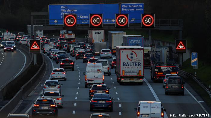 Deutschland. Blick auf eine Autobahn in der Nähe von Frankfurt. Auf drei Spuren stauen sich PKW und LKW. Die Geschwindigkeit ist mit digitalen Verkehrsschildern auf 60 km/h gedrosselt