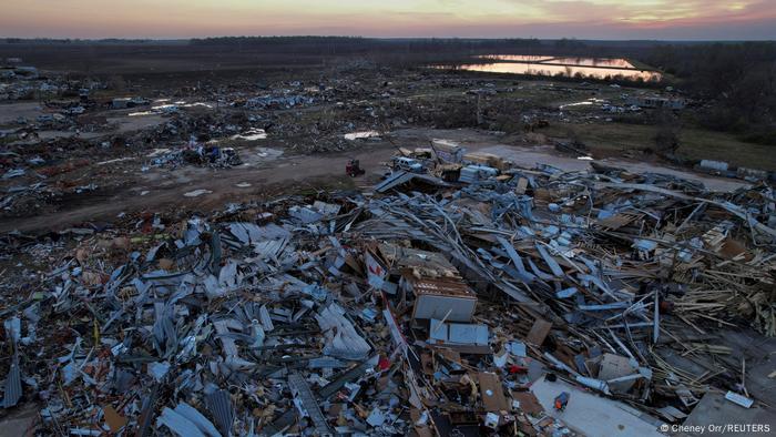 Blick über Reste der Kleinstadt Rolling Fork, der Tornado hat die Siedlung nahezu der Erdboden gleich gemacht.