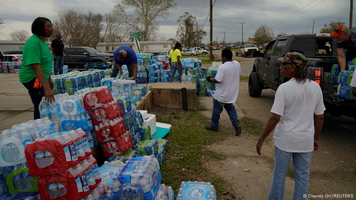 Freiwillige verteilen Wasserflaschen in Rolling Fork.