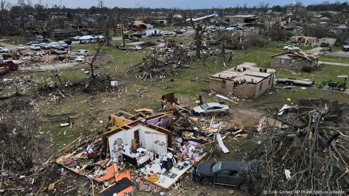 Der Tornado hat zahlreiche Häuser und Siedlungen zerstört. Die Luftaufnahme zeigt Überreste von Wohnhäusern, deren Dächer und Wände weggeweht wurden.