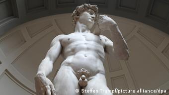 Marmorstatue David von Michelangelo, von unten fotografiert 