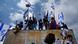 Des manifestants brandissent des drapeaux israéliens sur la place où se trouve la Knesset à Jérusalem (27.03.23) Des manifestants brandissent des drapeaux israéliens sur la place où se trouve la Knesset à Jérusalem (27.03.23)