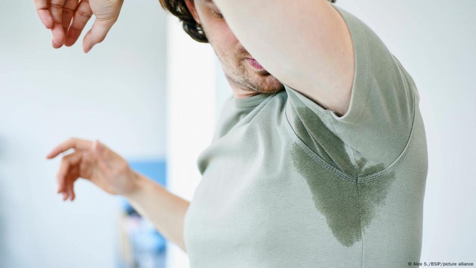 Svež znoj obično nema jak ni neprijatan miris. Tek kada počne razgradnja uz pomoć bakterija...oseća se tipičan smrad.