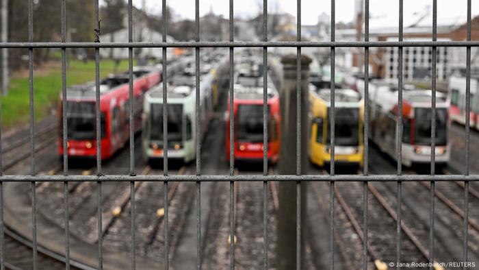 Auch im Nahverkehr blieben Busse und Bahnen in den Depots - wie hier in Bonn