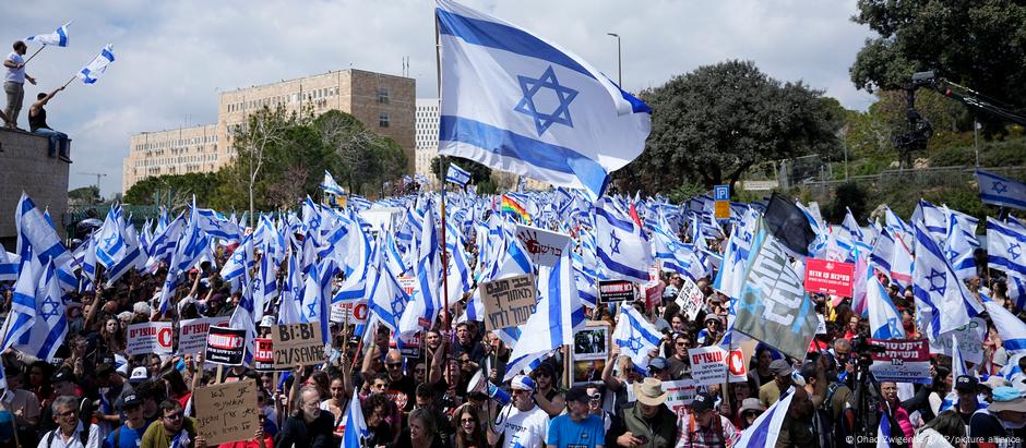 Dezenas de milhares de manifestantes em protesto em frente à sede do Parlamento israelense