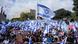 Manifestantes com inúmeras bandeiras de Israel em protesto em frente à sede do Parlamento israelense Manifestantes com inúmeras bandeiras de Israel em protesto em frente à sede do Parlamento israelense