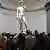 Menschen bestaunen Michelangelos David in der Galleria dell’Accademia in Florenz 