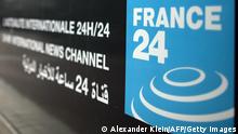Logo in der Zentrale des französischen Nachrichtensenders France 24 in Paris