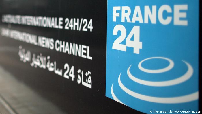 Sede central y logo azul de France 24 en el sur de París