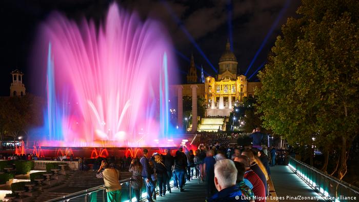 Die Wasserspiele des magische Brunnens - Font mágica - in Barcelona farbig angestrahlt bei Nacht, Spanien