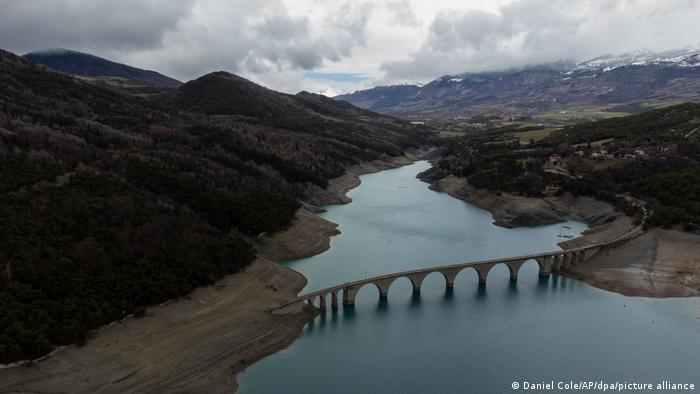 Das sonst überflutete Eisenbahnviadukt vom Serre-Poncon-See liegt wegen Trockenheit frei, Frankreich
