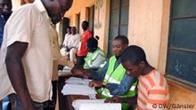 Bis 12 Uhr müssen sich alle Wahlberechtigten akkreditieren lassen *** Wer hat das Bild gemacht/Fotograf?: Katrin Gänsler Wann wurde das Bild gemacht?: 26. April 2011 Wo wurde das Bild aufgenommen?: Jos, Nigeria