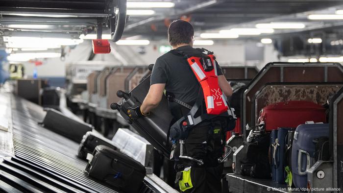 Exoskelett-Unterstützung, hier bei der Gepäckverladung am Flughafen Stuttgart Exoskelett-Unterstützung, hier bei der Gepäckverladung am Flughafen Stuttgart