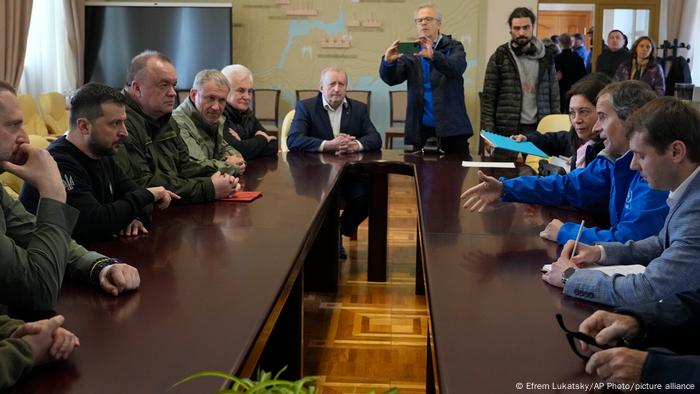 Präsident Wolodymyr Selenskyj und UN-Atomenergiechef Rafael Grossi sitzen mit ihren Delegationen am Verhandlungstisch gegenüber