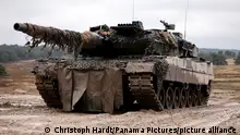 Ein Leopard 2 A6 Kampfpanzer beim Besuch von Bundesverteidigungsminister Boris Pistorius beim Panzerbataillon 203 in der Generalfeldmarschall-Rommel-Kaserne. Hier informiert sich der Minister über die Leistungsfähigkeit des Leopard 2A6 Kampfpanzer, der in der Ukraine gegen Putin eingesetzt werden soll. Augustdorf, 01.02.2023