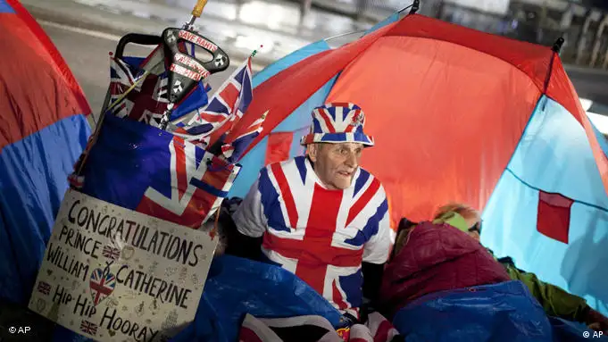 Royale Hardcore-Fans schlagen ihre Zelte vor Westminster Abbey auf (Foto: AP)