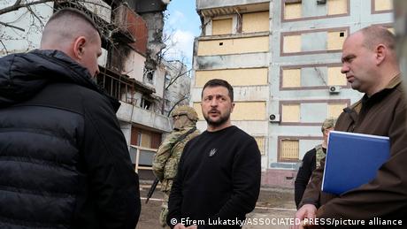 Der ukrainische Präsident Wolodymyr Selenskyj steht in der von russischen Angriffen gezeichneten Stadt Saporischschja