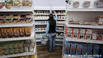 Regale in Deutschlands erstem veganen Supermarkt in Dortmund (Foto: dpa/Marcus Simaitis)