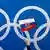 Олимпийские кольца на фоне флага России