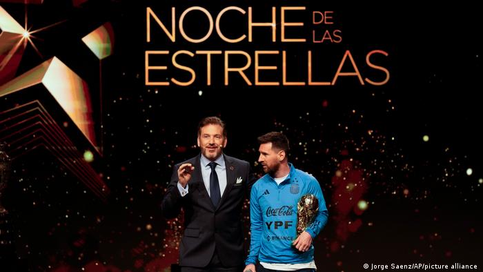 Alejandro Domínguez, presidente de CONMEBOL, rinde homenaje al campeón de fútbol argentino Lionel Messi, en la Noche de las Estrellas, el 27.03.2023.