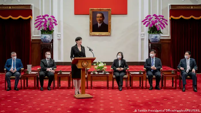 图为台湾总统蔡英文于週一（27日）在总统府会晤艾达莫娃。