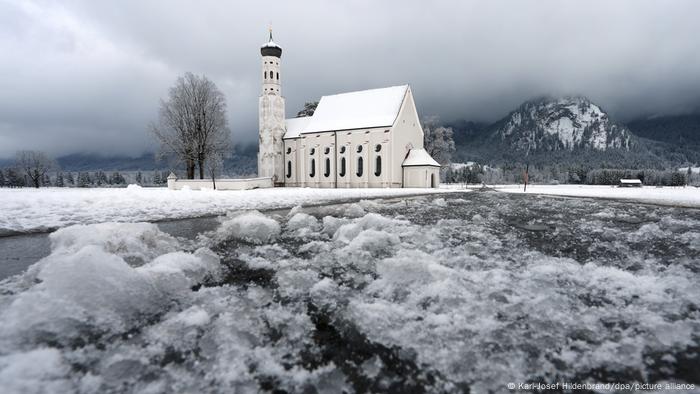 La iglesia de Sankt Coloman en Schwangau de blanco