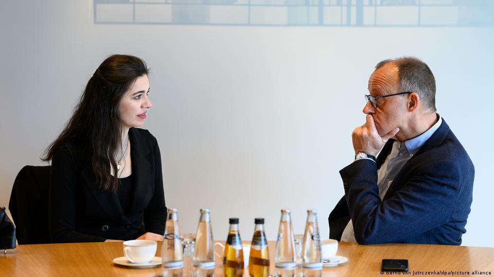 غزاله شارمهد (چپ) در گفت‌و‌گو با فریدریش مرتس، رهبر حزب دموکرات مسیحی آلمان