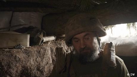 Ukrainischer Soldat im Schützengraben bei Bachmut