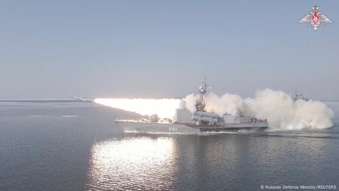Se aprecia el momento en que el misil sale proyectado desde el barco ruso.