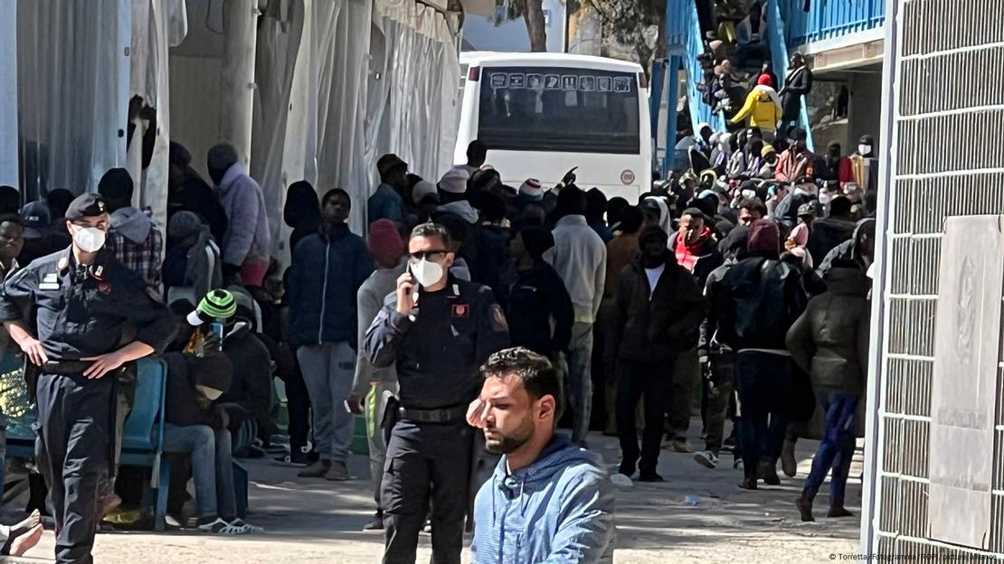 Personas migrantes llegan a Lampedusa.