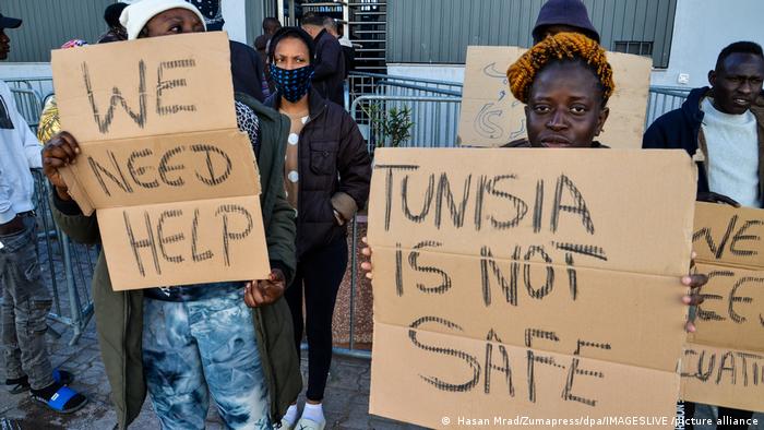 Tunesien; Migranten protestieren vor dem UN-Flüchtlingskommissariat aus Angst vor Rassismus (Foto: Hasan Mrad/Zumapress/dpa/IMAGESLIVE /picture alliance)