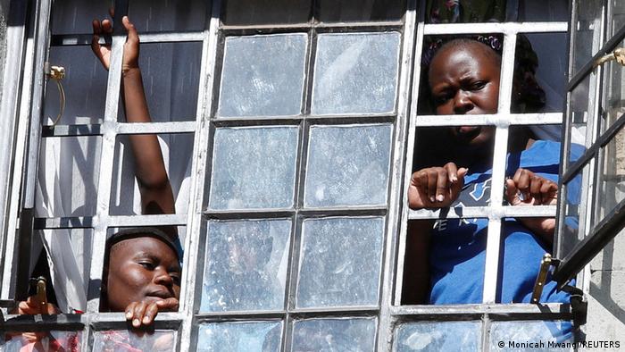 Bewohner in Kawangware, Nairobi, blicken durch vergitterte Fenster auf die Proteste.