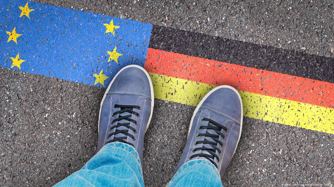 La bandera de la Unión Europea y Alemania sobre el asfalto.