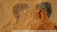 5AE-S5-E6-2004-16-3 Sakkara, Nianchchnum und Chnumhotep Sakkara - Saqqara (Mittelaegypten), Grab des Nianchchnum und des Chnumho- tep (Mastaba, Altes Reich, Mitte 5.Dynastie, um 2450 v.Chr.). - Die Grabherren Nianchchnum und Chnum- hotep, Priester und Aufseher im Palast des Koenigs Niuserre, Ausschnitt. - Flachrelief. Kalkstein, bemalt. E: Saqqara, Niankhkhnum and Khnumhotep Saqqara (Middle Egypt), Tomb of Niankhkhnum and Khnumhotep (Mastaba, Old Kingdom, mid-5th dynasty, c.2450 BC). - The owners of the tomb, Niankhkhnum and Khnumhotep, priests and overseers at the palace of Pharaoh Neuserre, detail. - Bas-relief. Limestone, painted.