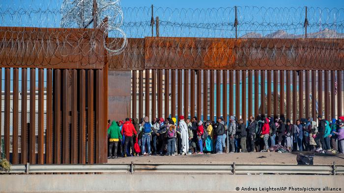 Migrantes hacen fila en la frontera con Estados Unidos, en Ciudad Juárez. 