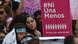 Foto de archivo de una mujer que protesta con un cartel que dice "Ni una menos. Vivas nos queremos". Foto de archivo de una mujer que protesta con un cartel que dice "Ni una menos. Vivas nos queremos".