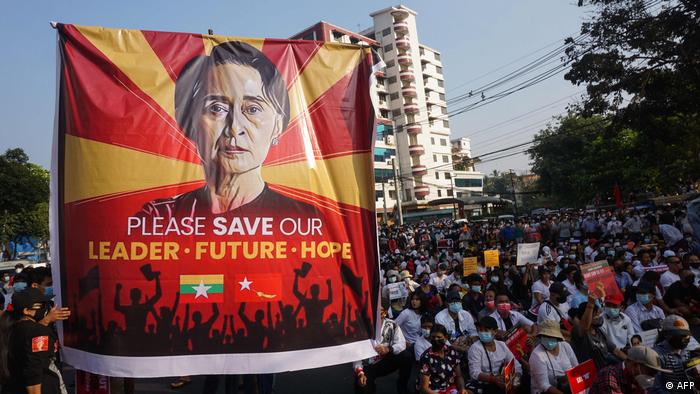 Myanmar Partei Nationale Liga für Demokratie (NLD) aufgelöst | Aung San Suu Kyi Poster bei Protesten