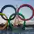 Το λογότυπο των Ολυμπιακών Αγώνων με φόντο τον πύργο του Άιφελ